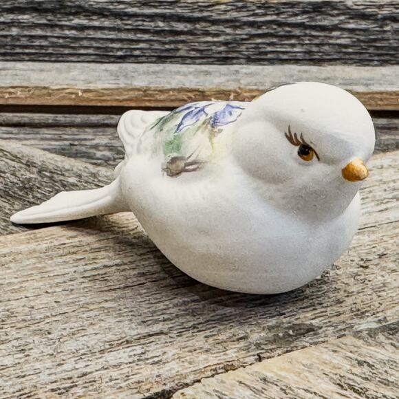 Vintage Ceramic Bisque Chickadee/Bird with HandPainted Colorado Blue Columbine - Picture 7 of 8
